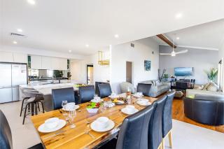Away Nelson Bay, 29 Wollomi Ave - Spacious family home with water views, pet friendly, Wifi & aircon - Nelson Bay - 5