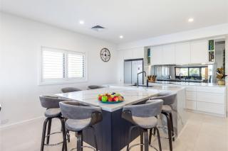 Away Nelson Bay, 29 Wollomi Ave - Spacious family home with water views, pet friendly, Wifi & aircon - Nelson Bay - 3