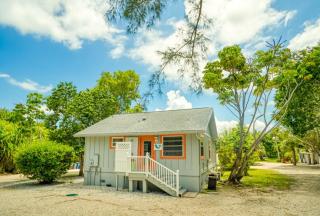 Baywatch Cabin home - 0