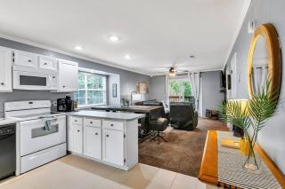 Lakeside Condo with Outdoor Theater, 4min to Silver Dollar City - 6