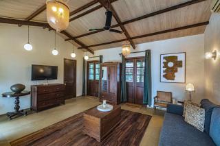 SaffronStays Bay Watch, Palghar - beachfront pool villa at Kelwa Beach - Māhīm - 1