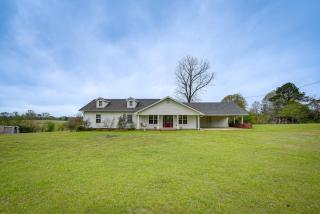 Quiet Marion Getaway with Fireplace! - - 0