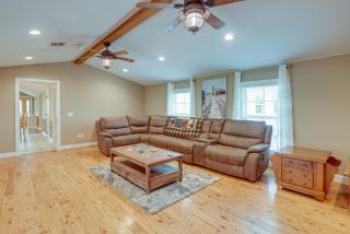 Quiet Marion Getaway with Fireplace! - - 6