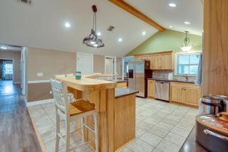 Quiet Marion Getaway with Fireplace! - - 5