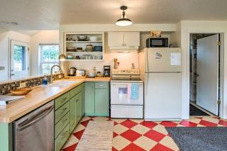 Charming Rockaway Beach House, Walk to Ocean! - Rockaway Beach - 9