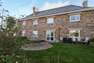WALK TO THE BEACH, spacious cottage with sea views - St Merryn - 0
