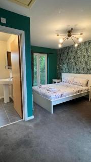 Cheerful 4-bedroom house with multiple car parking - 0