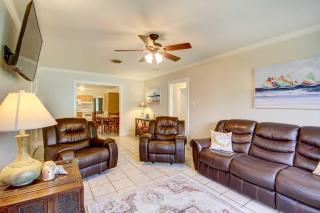 Coastal Long Beach Rental with Patio, Walk to Beach! - Long Beach - 4