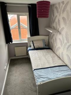 Lovely 3 Bed Semi Detached house with off street parking located in a quiet Close - Londra - 3