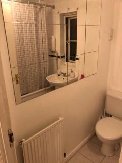 Lovely 3 Bed Semi Detached house with off street parking located in a quiet Close - Londra - 2