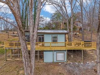 Lazy Lake 3BR Cabin w/ Mtn Views + Hot Tub +Wi-Fi - Luray - 3