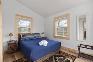 Lazy Lake 3BR Cabin w/ Mtn Views + Hot Tub +Wi-Fi - 4