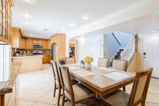 Spacious 5-Bedroom Retreat with Pool Minutes from the Las Vegas Strip - Las Vegas - 1