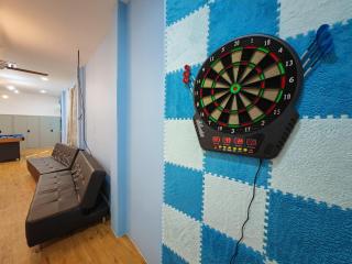 KTV, Dart & Snooker 4BR 16-20pax 4min walk to Jonker & Town - 4