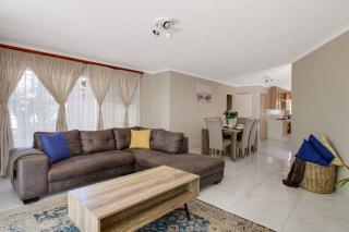 The Cycad. 4-Bed Home next to Clearwater Mall - Roodepoort - 0