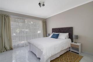 The Cycad. 4-Bed Home next to Clearwater Mall - Roodepoort - 7