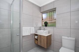 The Cycad. 4-Bed Home next to Clearwater Mall - Roodepoort - 5