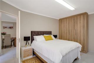 The Cycad. 4-Bed Home next to Clearwater Mall - Roodepoort - 3