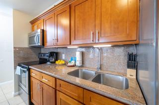1BR Condo with Great Ocean Views - 1 Block to Beach with Free Parking! - Honolulu - 5