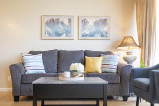 High-floor condo with lanai, ocean & beach access - 0
