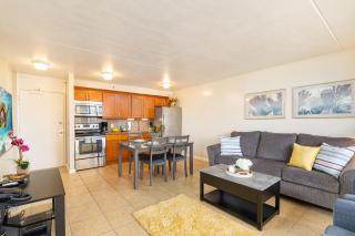 1BR Condo with Great Ocean Views - 1 Block to Beach with Free Parking! - Honolulu - 2