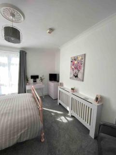 Chic & Cosy Studio Apartment - 3