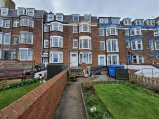 Sea View flat 2 with Fast WiFi and FREE parking - 1