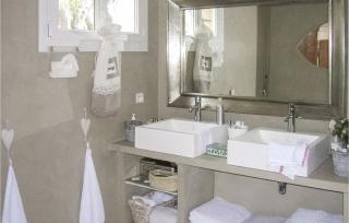 3 Bedroom Awesome Home In Lambesc - 3