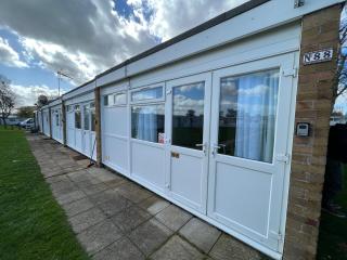 88, Belle Aire, Hemsby - Two bed chalet, sleeps 5, bed linen and towels included - pet friendly - Great Yarmouth - 1