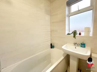 KozyGuru / Wigan / 2BR 4Beds / Newly Refurbished Stylish Holiday House / Close to Big Retail Park / UWNE034 - Wigan - 2