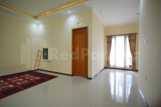 One & Quin Guest House Syariah Mitra RedDoorz - Jenggrik - 1