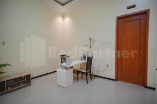 One & Quin Guest House Syariah Mitra RedDoorz - Jenggrik - 4