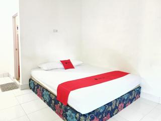 RedDoorz at Almuhajir Homestay Kendari - 9
