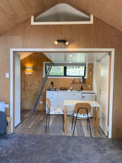 Central Wanaka Oasis, Tiny Home, Mountain Views & Spring Water - 7