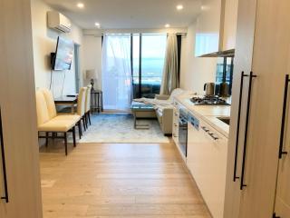 M-city Apartment - Executive Twin King Ensuites - Fully equipped - Free Parking, fast Wifi, smart TV, Netflix, complementary drinks & amenities - M-city shopping centre Clayton 3168 - Clayton North - 5
