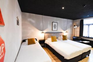 Upstairs Hotel - 4