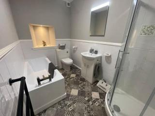 Newly Renovated Oliver Apartment - Hawick - 1