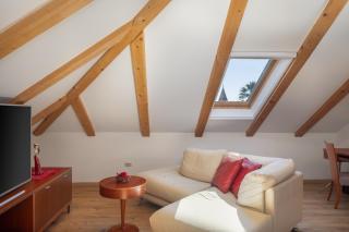 Romantic Attic Apartment - 5
