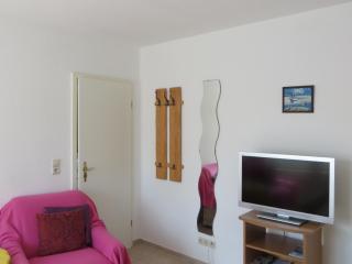 Ferienwohnungen "Marie" mit Terrassen, inclusive Park- und Stellplätze am Haus, Müritz-Strand nur 700m, Altstadt 10min, ruhige Lage, - Waren - 8