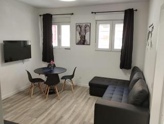 Apartamento blanco y negro en el centro - 1