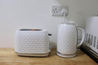 Peaceful 2 Bed House FREE WiFi and Parking - 9