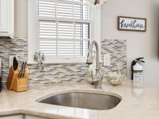 Balcony View, Updated Interior, Close to the Beach! - 1