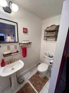 The FarmHouse Inn Guest House - Nappanee - 8