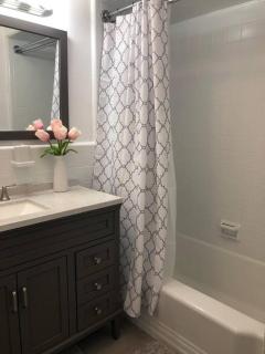 Private Rooms in TownHouse w Shared Baths Qn Bed 1-3ppl - 1