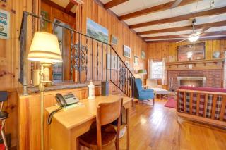 The Red Loft Candler Cottage Near Hiking Trails! - Candler - 4