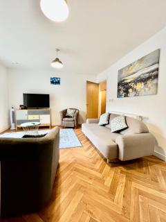 2 Double beds OR 4 Singles, 2 Bathrooms, FREE PARKING, Smart TV's, Close to Gunwharf Quays, Beach & Historic Dockyard - 8