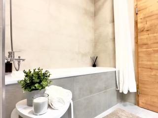 Yarn - free private parking - balcony with city view - Central shopping mall - 2