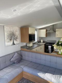 Stylish 3 Bedroom caravan near the Beach - 5