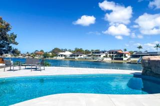 4 bedroom with large water frontage and pool, reverse air conditioning - Maroochydore - 9