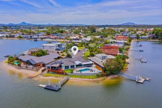 4 bedroom with large water frontage and pool, reverse air conditioning - Maroochydore - 8
